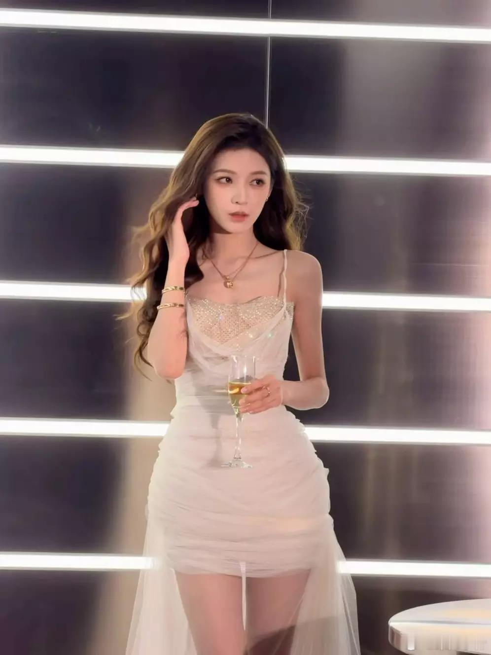 张予曦穿白色吊带短裙灵动可爱身材纤细明媚又大方