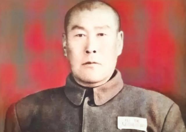 1942年，一个八路军女队员从来不洗脚，却引起了游击队长甄凤山的高度警惕。他半夜