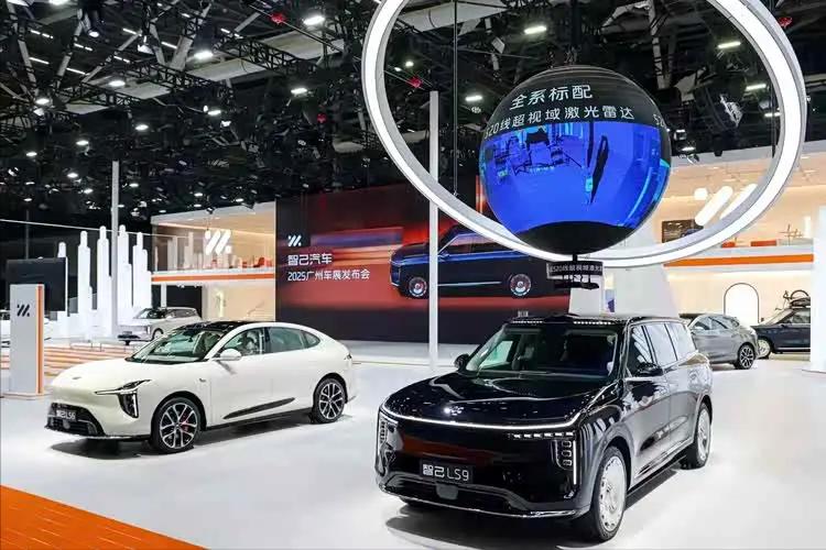 走进2025广州车展，才发现有些车，真的再也见不到了。新车“神仙打架”，智己LS