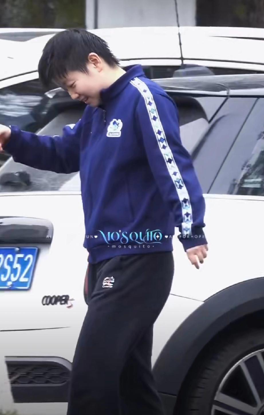 成都国乒训练基地，进入第二天封训日的孙颖莎和队友一起下训，今天除了王翔体能教练还