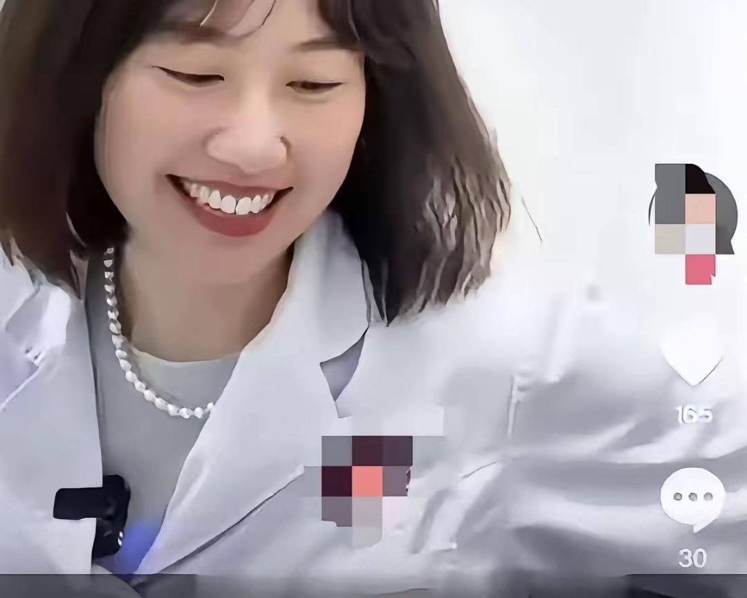 曾医生被扒了个底朝天。网传她当年一毕业就嫁给大自己一轮的副主任，图个安稳跳板，