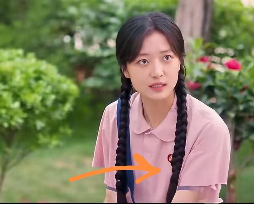 追剧《纯真年代的爱情》剧中的许多角色都佩戴着主席像章，而故事描述的是1975