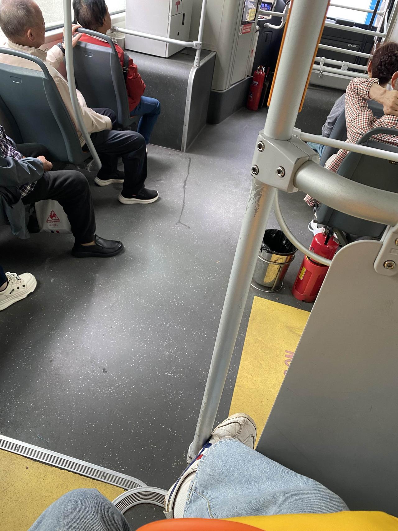 人这辈子，最大的收债者是父母！公交车上，一位女孩在与父母打电话，父母去医院复