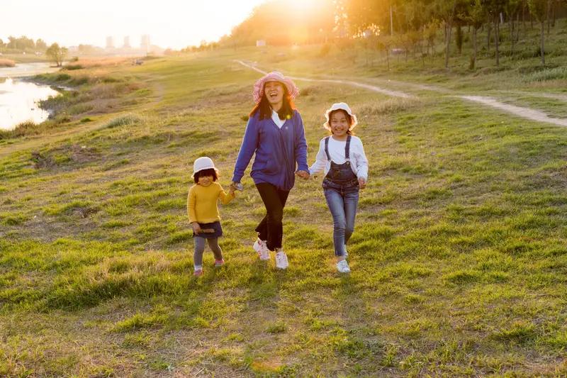 被杀害的母子三人真的太让人心疼了!30岁的妈妈很漂亮,一儿一女也都继承了她的美貌