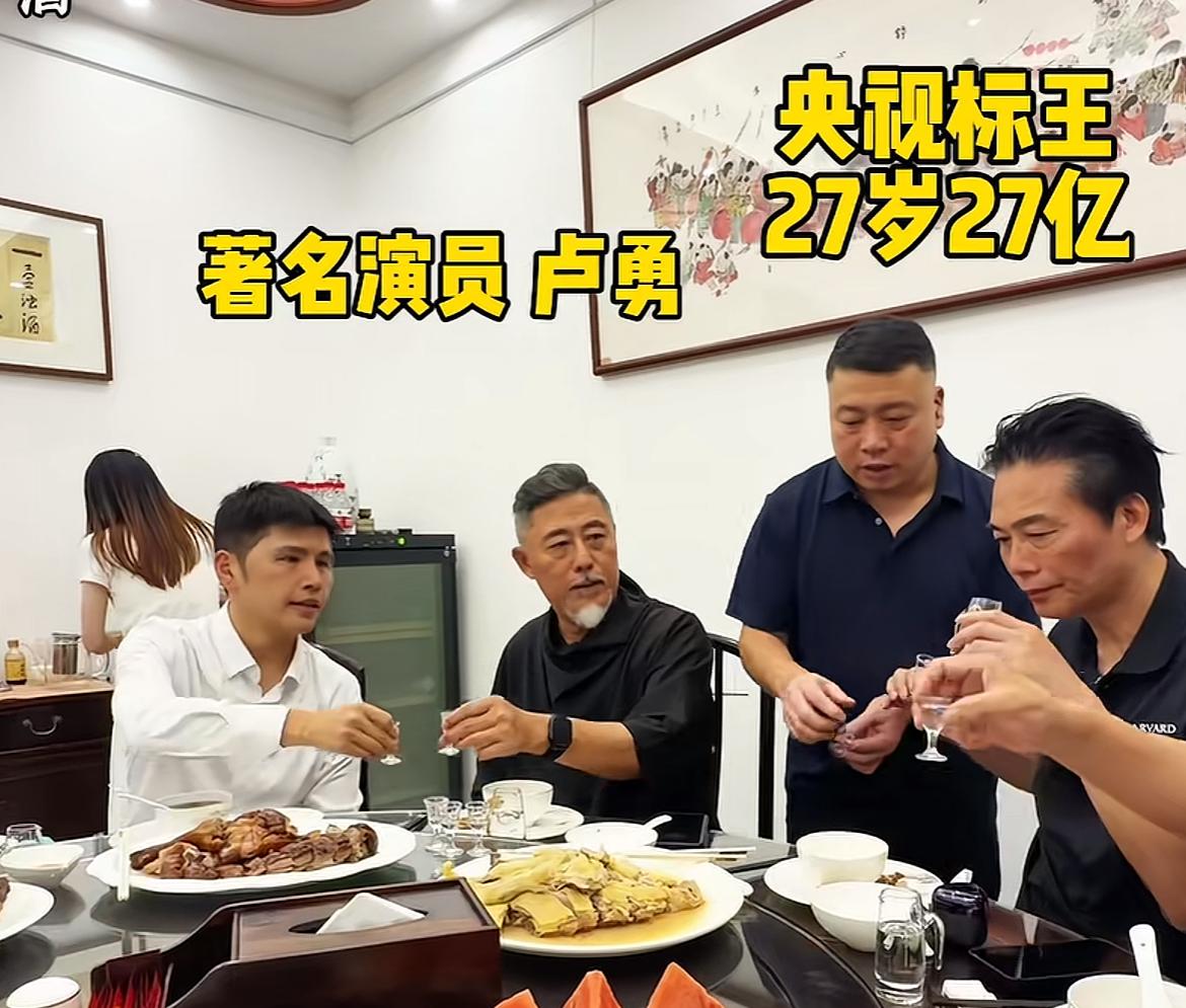 央视“标王”胡志标这是真落魄了，喝两元的矿泉水曾号称27亿身家，如今居然与小学