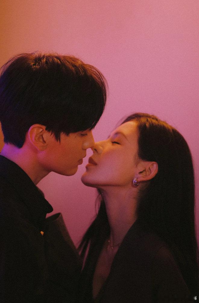 张予曦毕雯珺上恋综我是同意的谁能拒绝直球御姐和温柔歌手的恋综日常？坐腿大笑的脸