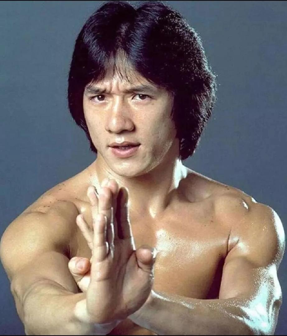 成龙71岁自曝ADHD，这条热搜让我看哭了成龙71岁了，这辈子上过无数次热搜