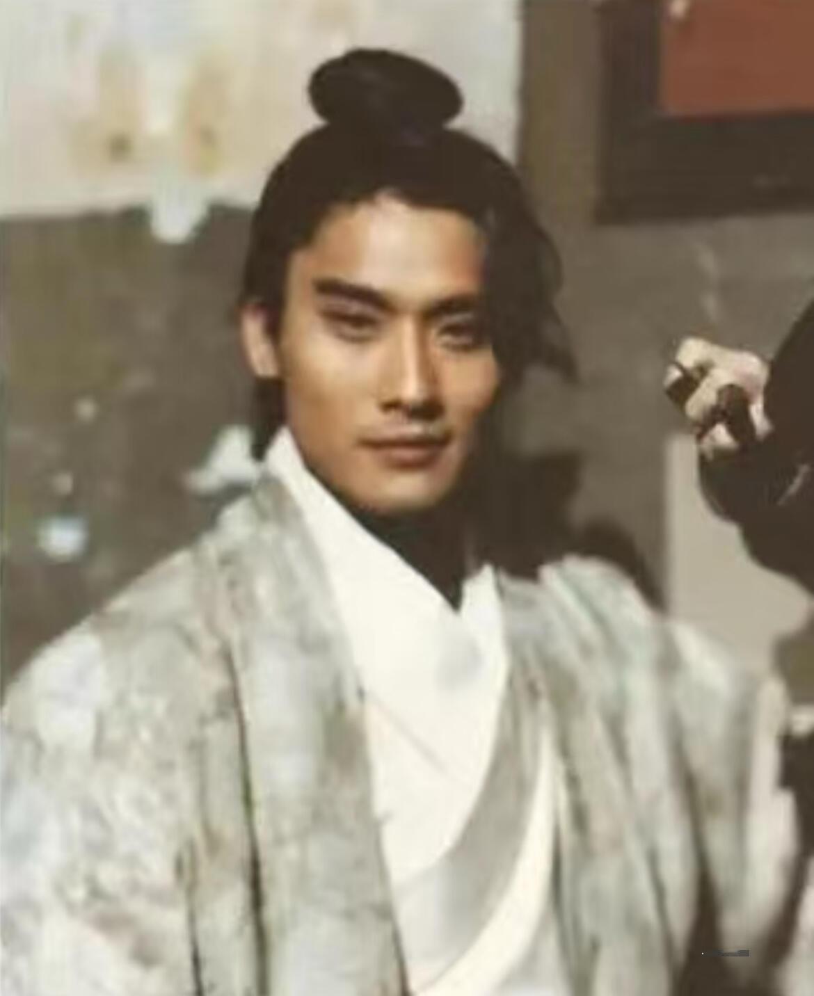 以前只知道梁家辉是戏骨的天花板，现在回头看他年轻时的旧照，这明明是鲜衣怒马的