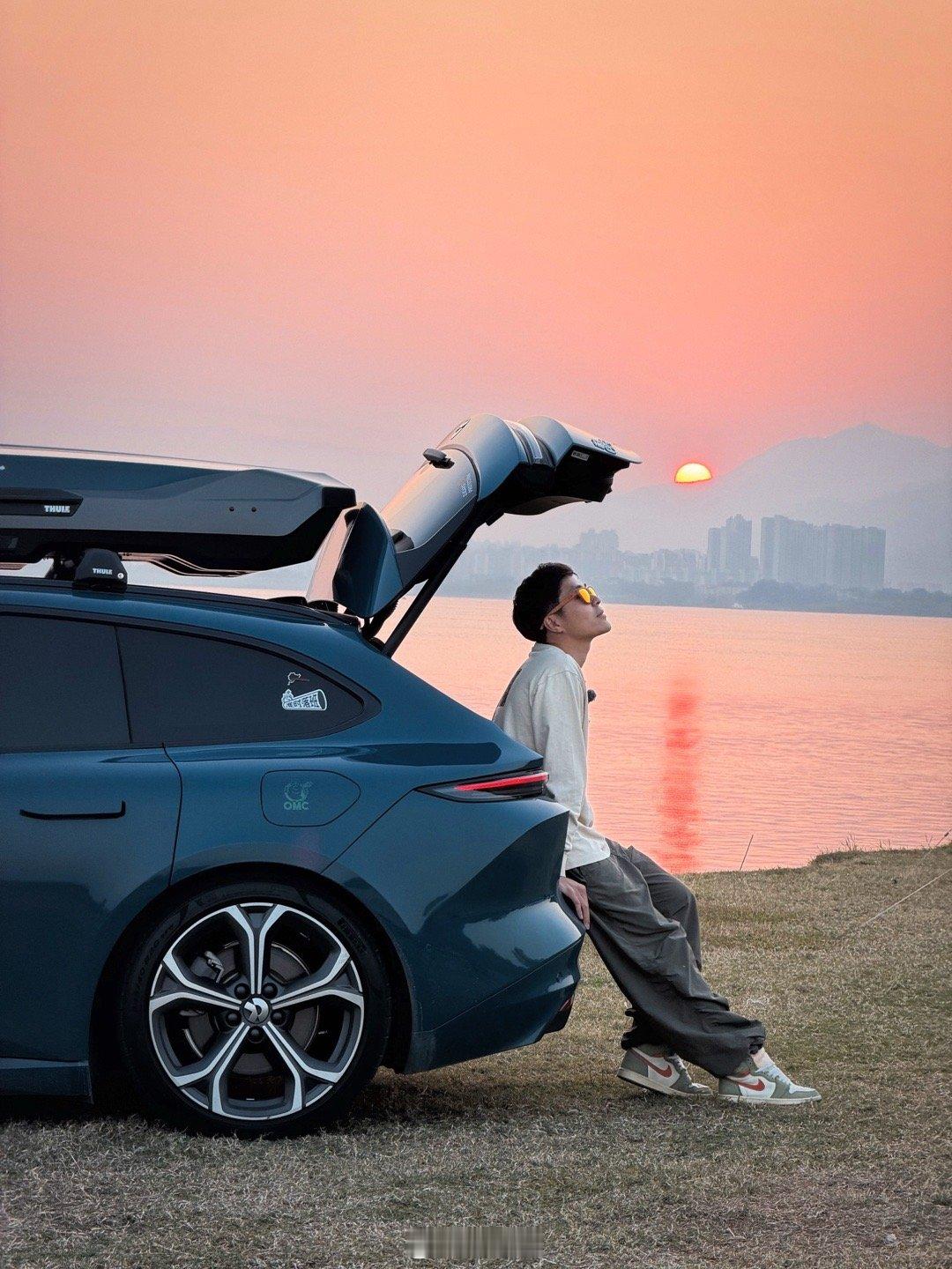 绝美的车，配上绝美的景，这个画面你就知道为什么要买旅行车啦