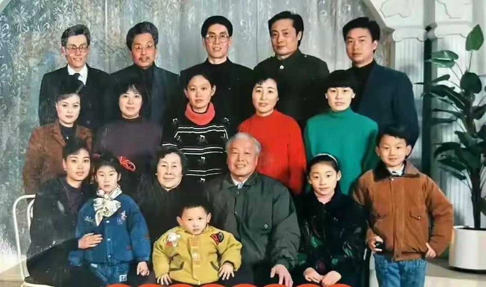 宗馥莉早年全家福曝光，妈妈长得一般打扮朴素不如其他婶婶漂亮，爷爷奶奶果然疼孙子…