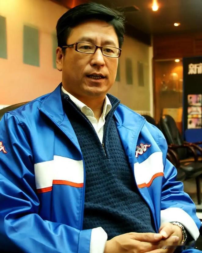 专家表示月收入3000元就属于中等收入，白岩松疑问，如果月收入3000元算中等收