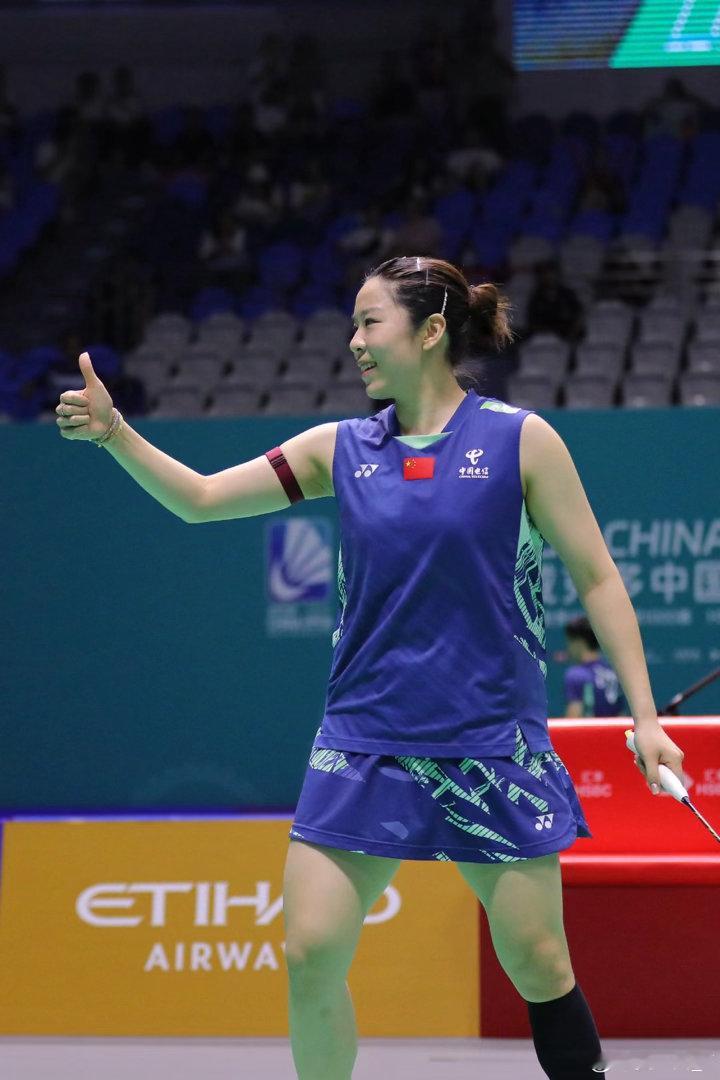 #中国羽坛再添超级全满贯选手##国羽女团时隔12年再夺金#翻开贾一凡的成绩单，她与陈清晨夺得了巴黎奥