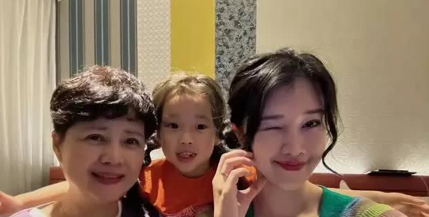 三代母女同庆母亲节，58岁老戏骨气质不变，单亲女儿颜值出众。母亲节这一天，演员奚