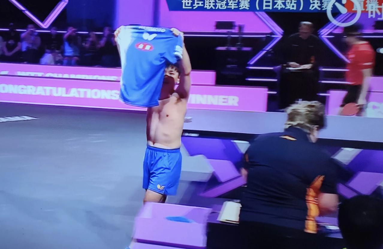 张本智和赢下比赛后，一个很真实的细节，表达了他的内心。打比赛爱大吼大叫的张本