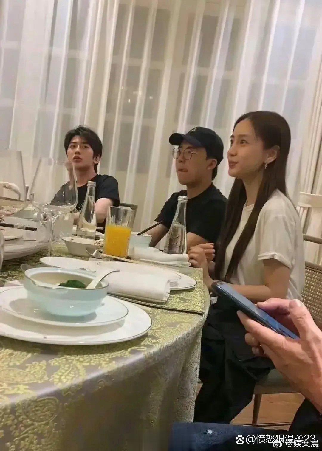 原来女明星们参加酒局是要素颜的，杨幂杨颖就是最好的证明。