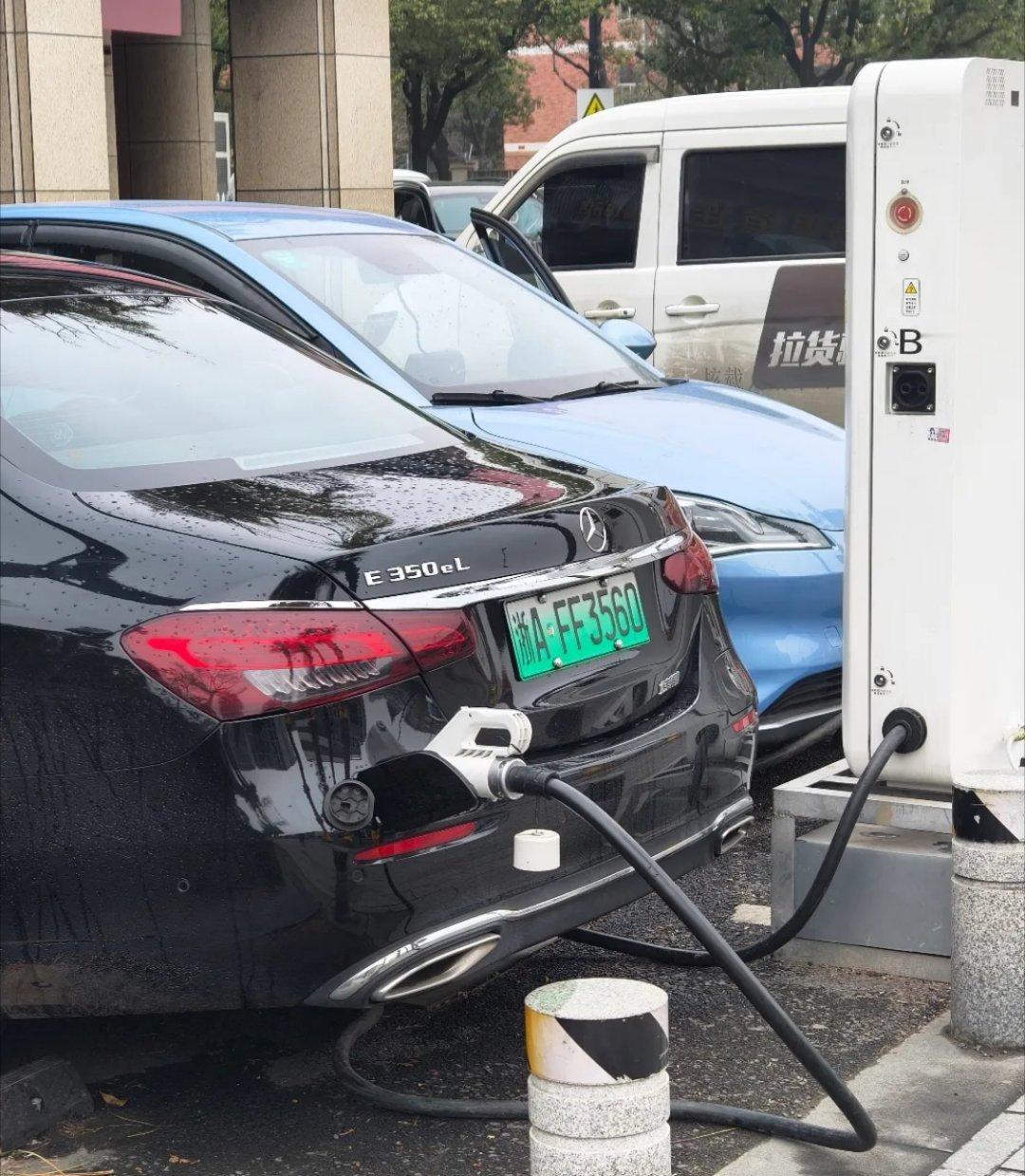 惊呆了，还能这么插？整车最有个性的点就是充电口位置了