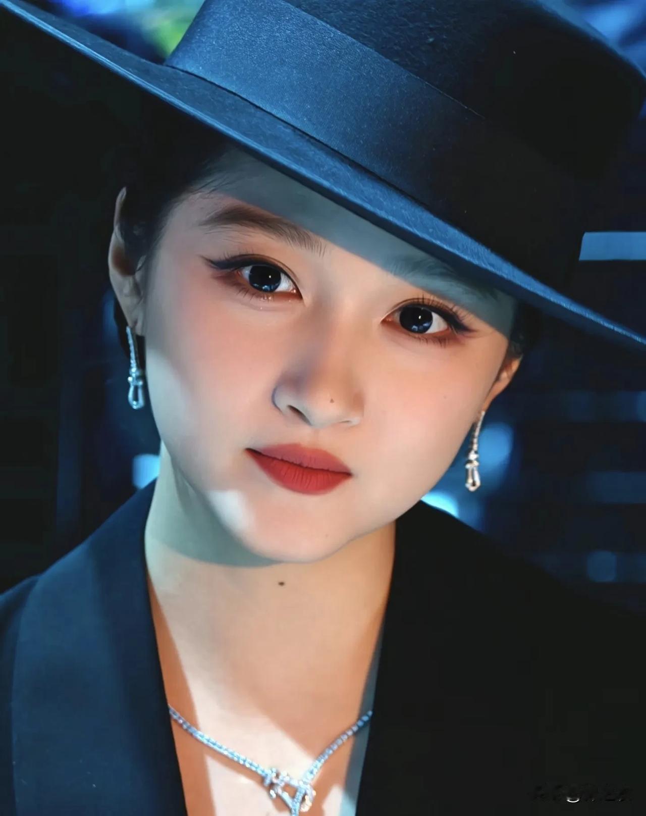 关晓彤其实身材五官都没啥硬伤啊，她还是童星的时候我就觉得她长得很漂亮，她有些造型