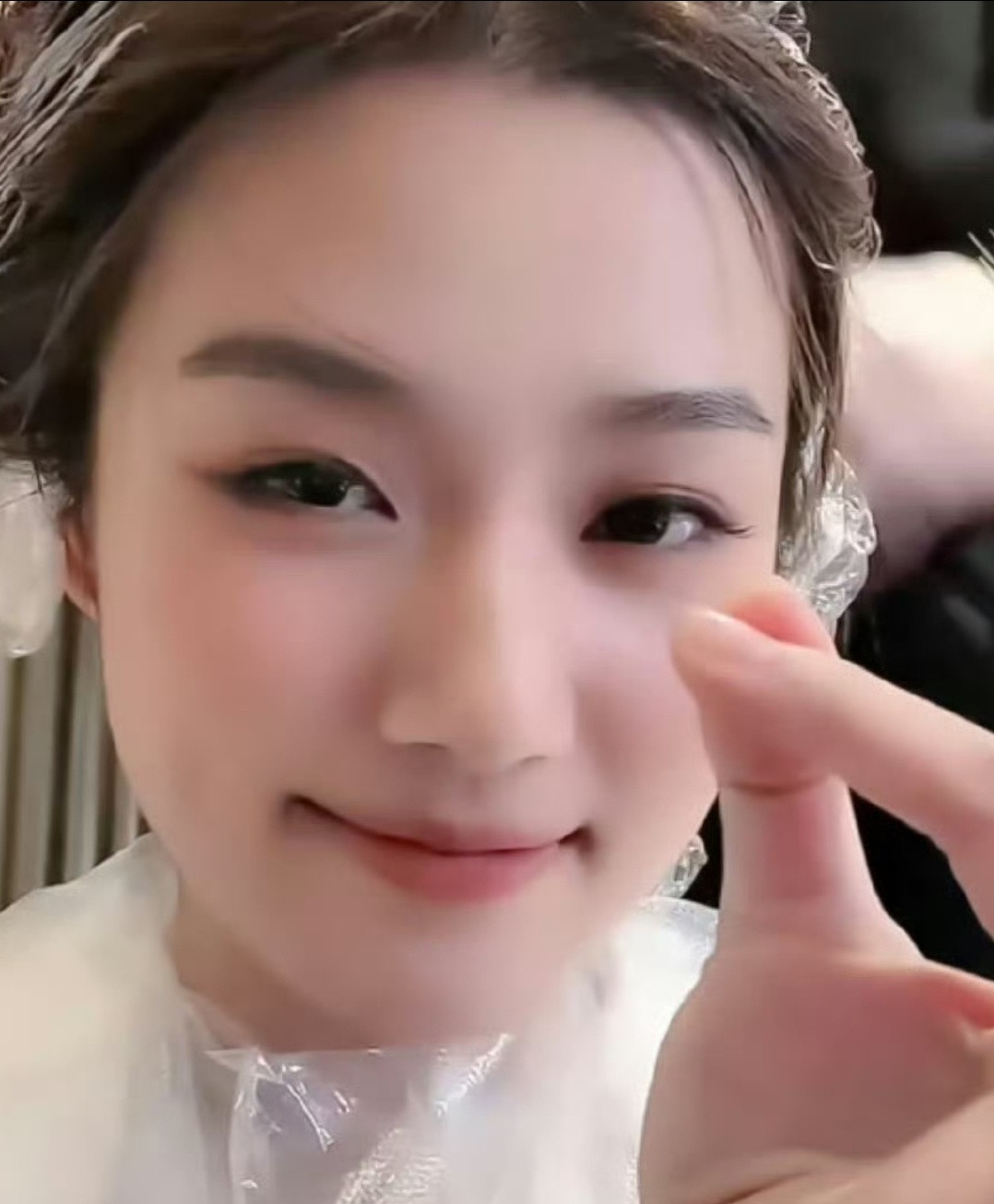 女明星不愧是女明星，卢昱晓直播的时候不开美颜，状态就这么好。虽然脸型不是那种网红