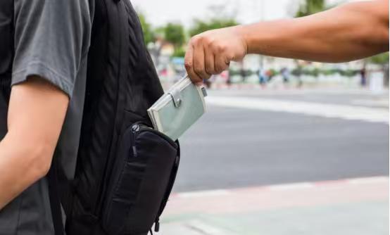 听说在欧洲，小偷们好像有个规矩，偷中国游客的钱和东西可以，但绝对不能动中国人的手