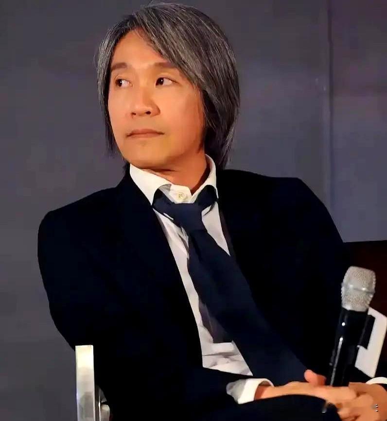 华表奖那次，镜头扫过一把空椅子，旁边写着“周星驰”。冯小刚坐下时，笑不出来，却说“意料之中”。后来在