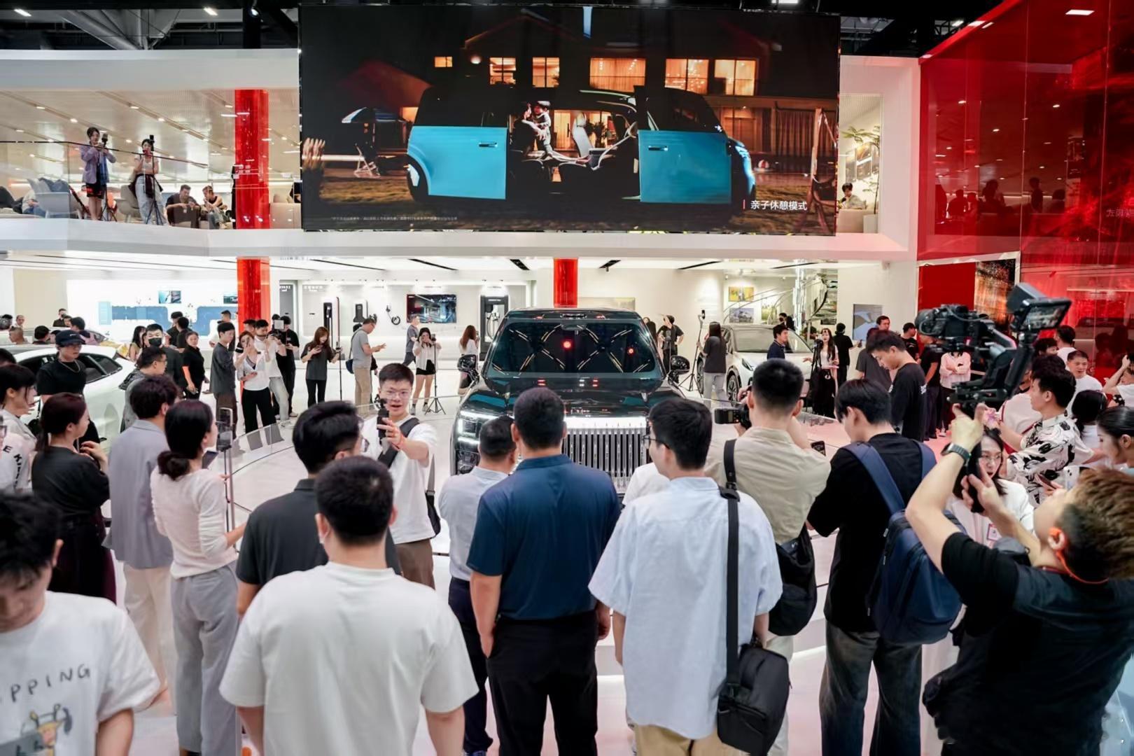 可以可以！粤港澳车展，极氪直接拿出了双招牌，秀出了中国豪华的新高度！最豪华的SU