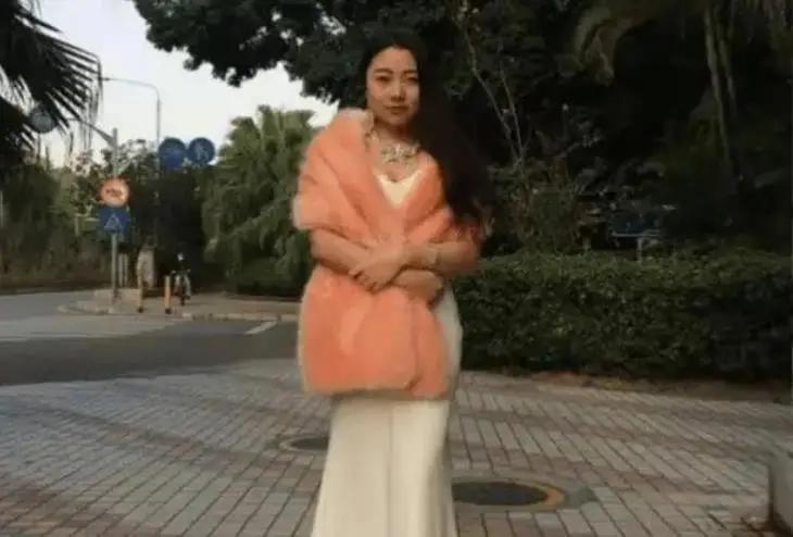 2014年，深圳一名富商，认识了一名自称武大校花的年轻女子，两人不仅是同乡还是校