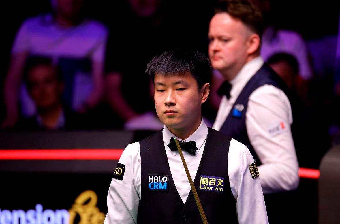 3-0领先像热身，转身被老将墨菲连拿五局，3-5落后。第一阶段明明长台火到发烫