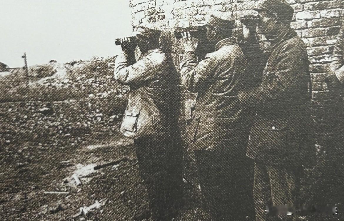 1949年4月，在太原战役前线指挥作战。左起；李天焕、杨成武。太原战役从1948
