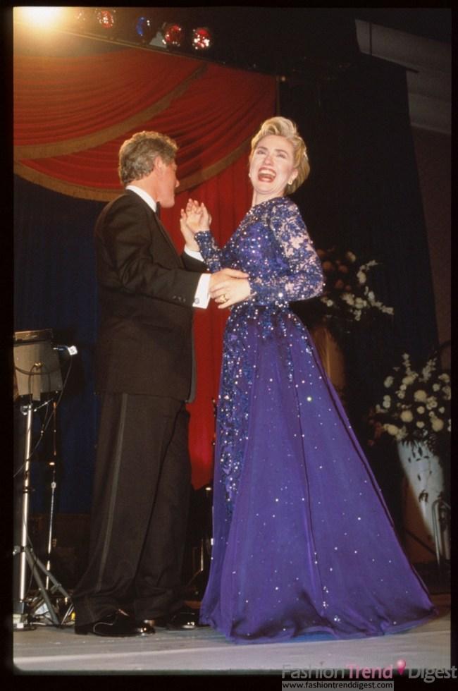 和克林顿跳舞的希拉里好似公主般，美丽高贵。在切尔西毕业时留影的希拉里看不出美貌，