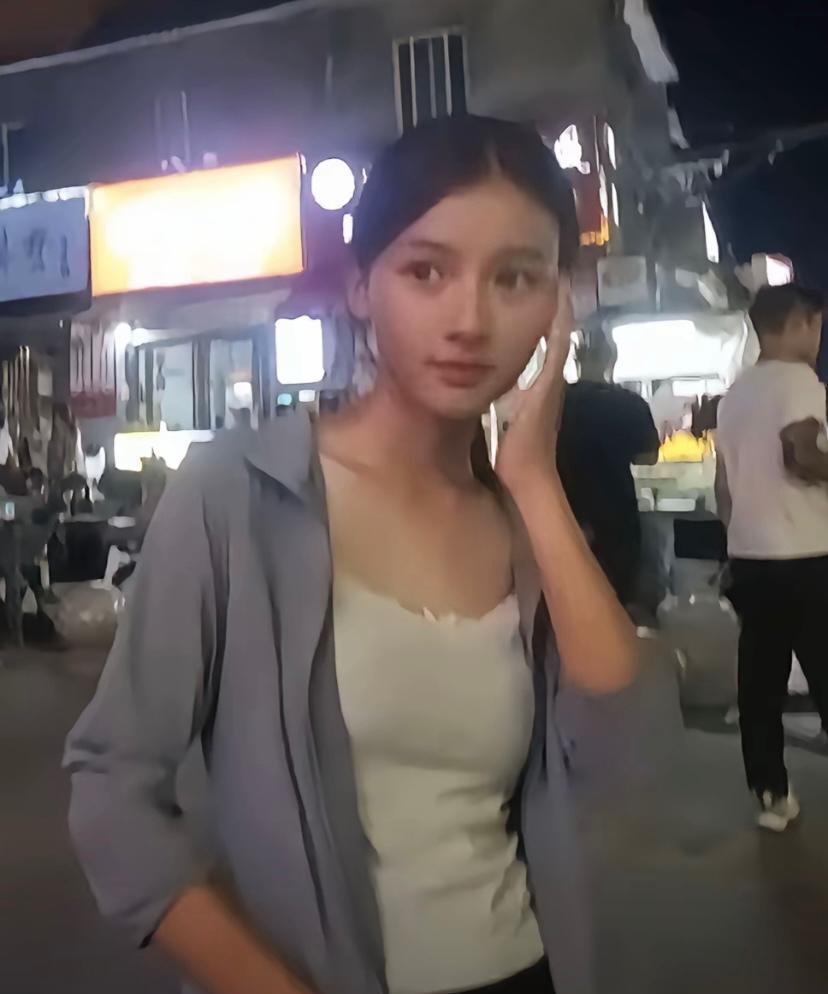 15岁女孩因长相酷似张柏芝走红网络，被调侃连谢霆锋和张柏芝都生不出来这么像的，某