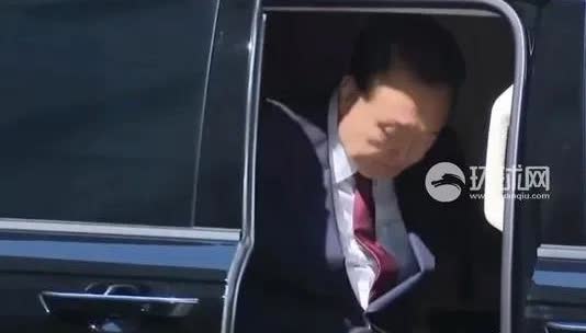 尹锡悦在台上时，瞅着挺有钢的，挺豪横的，挺有腕的。然而，令人大跌眼镜的是，说