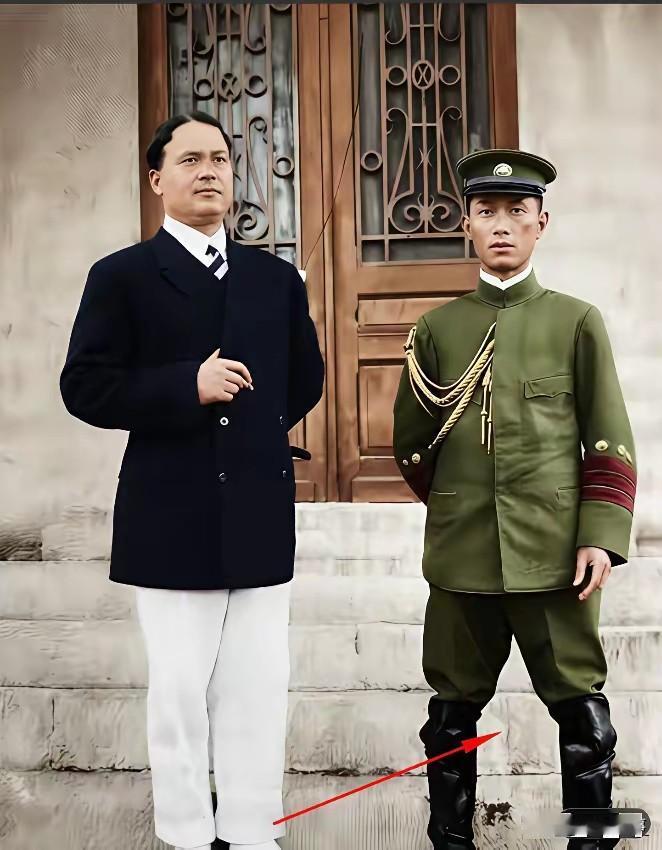 1912年，蔡锷难得一见的老照片。镜头下，他身形清瘦，脊背挺直，目光锐利而沉静，