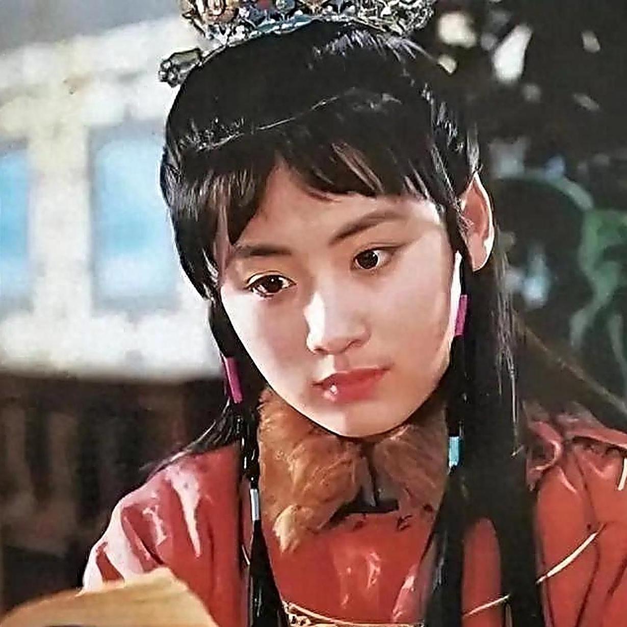 昔日倾国倾城的挂历女神，如今56岁发福严重，几乎让人认不出，太唏嘘了！她土