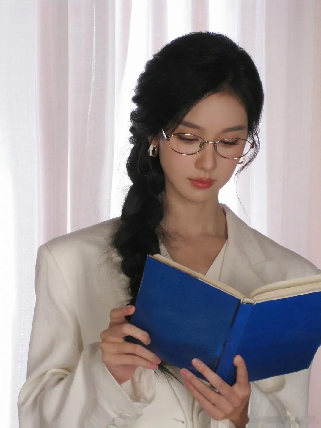 最适合戴眼镜的女人出现了～陈都灵