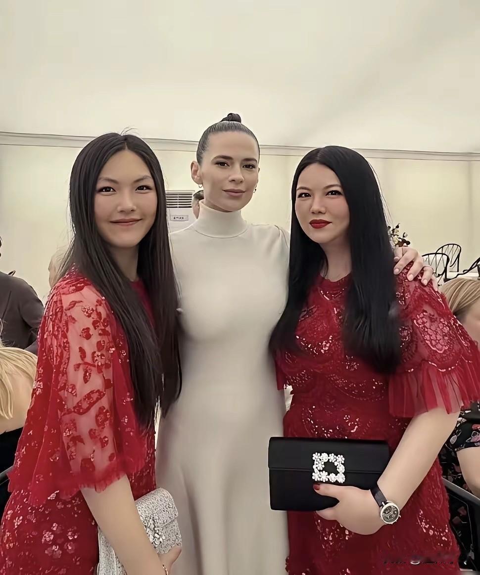 怎么说李湘也不差钱，像买礼服买一送一做同款头发享受折扣她肯定看不上啊，可她为什么