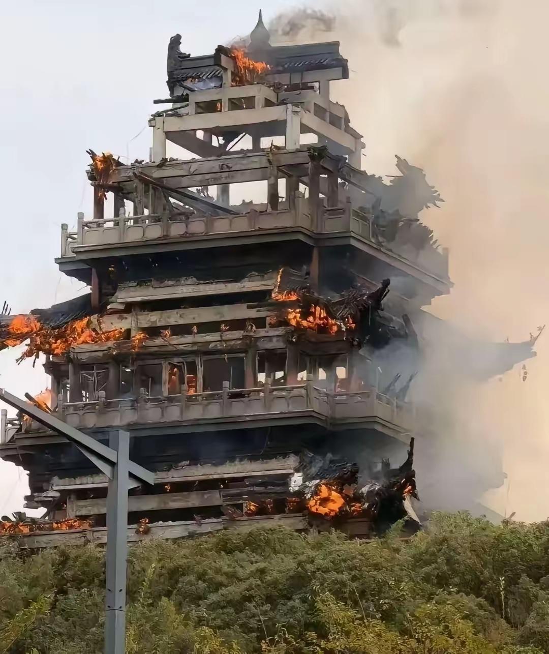 千年古刹才刚躲过历史上的劫难，一场突如其来的大火却让它再次变得残破不堪！永庆寺的