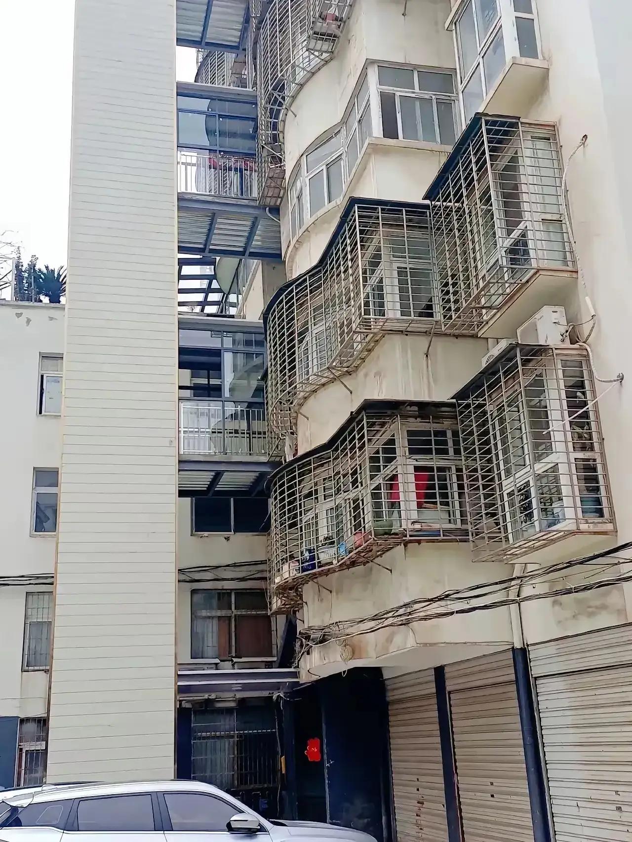 如果要买电梯房子我建议一定要去买原装电梯房子，因为买加装电梯的房子太闹心：首先