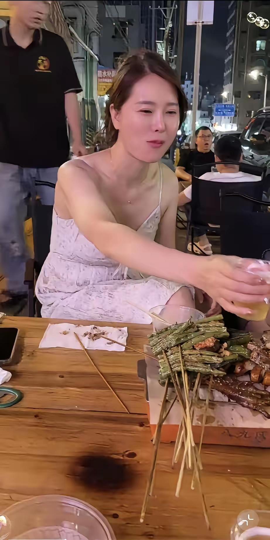 又到了一年一度的烧烤季，怀念喝扎啤，撸串的快乐！东北味道烧烤