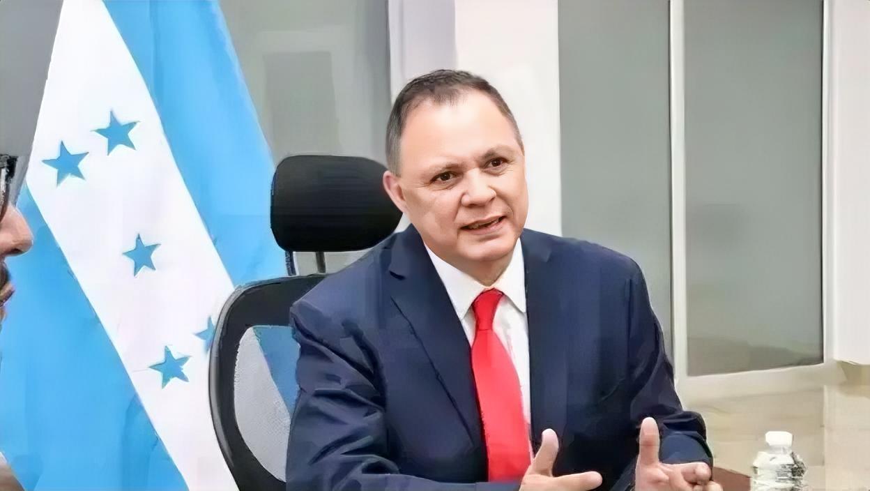 还没正式就职的洪都拉斯新任总统阿斯富拉，在1月3日的支持者集会上公然放狠话，说给