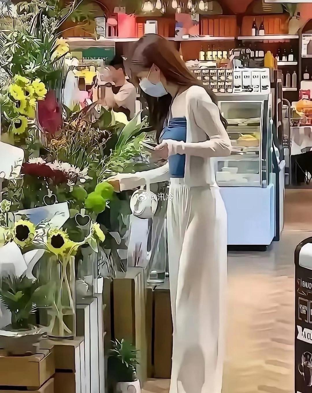 裤子好像透明度很高，这样上街不尴尬吗？