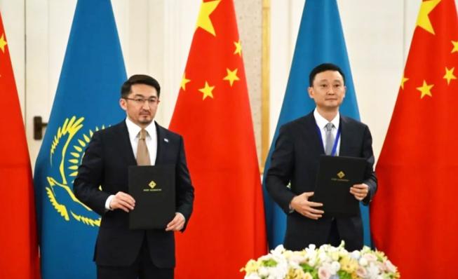 中国和哈萨克斯坦谈成了。7月16日下午，哈萨克斯坦总统托卡耶夫和中方在上海会面。