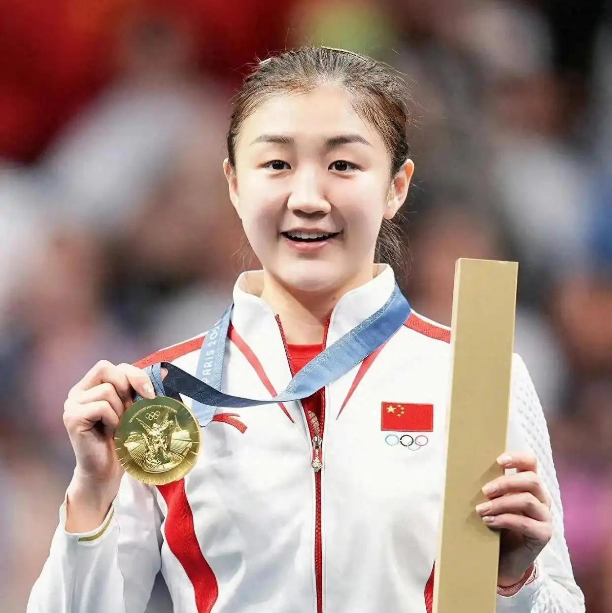 陈梦都不知道的事，妈妈竟瞒着家人偷拿户口本去领结婚证。近日，陈梦和妈妈在参加一