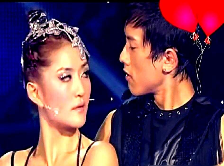 07快男4进3那场，谢娜顶着全网骂硬冲上台给张杰当舞伴。何炅李维嘉拦都拦不