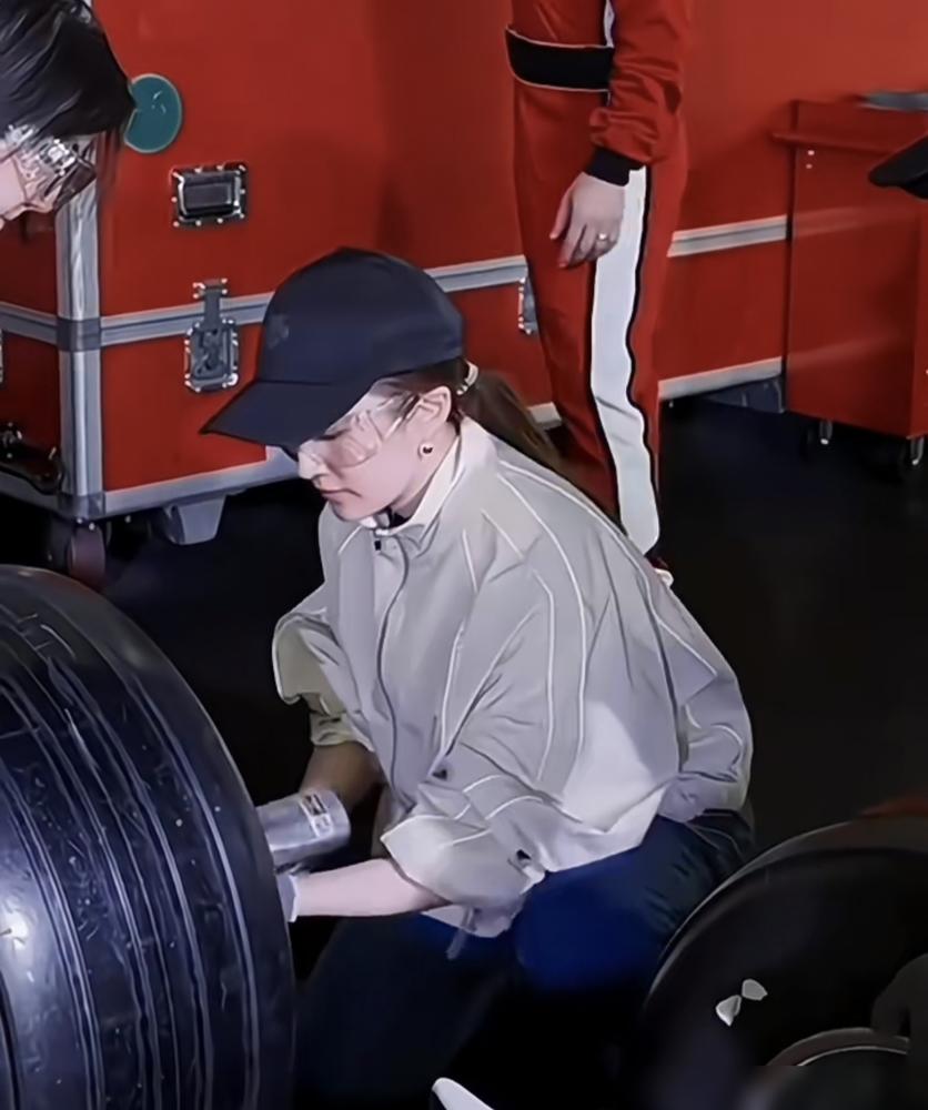 当所有人都以为刘亦菲去F1只是穿皮裙走个过场，她却反手拎起几十斤重的气动扳手，弯