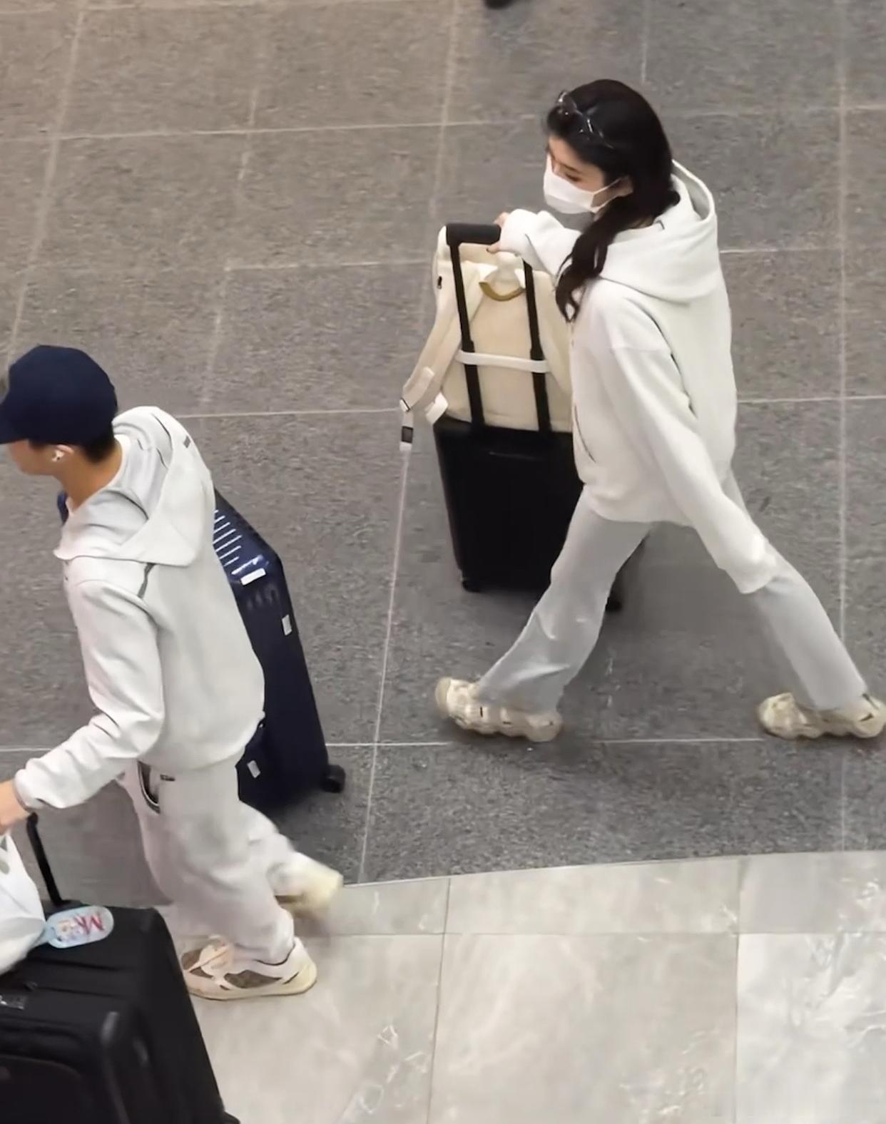 奚梦瑶何猷君同行，步伐一致好默契。奚梦瑶何猷君夫妻出现在机场，两人穿着十分相像，