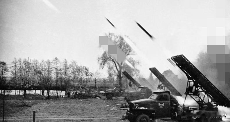 1941年6月17日，苏苏联军军事工业在莫斯科郊外向斯大林展示了新型的BM-13