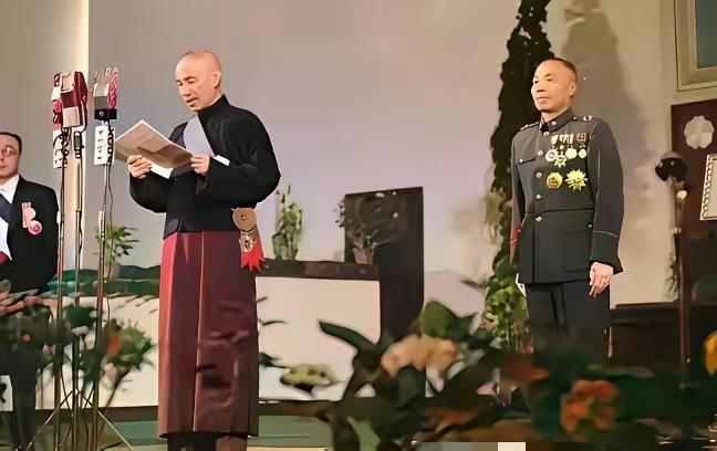 这里有两张关于蒋介石和李宗仁的照片。一张是1945年抗战胜利后，