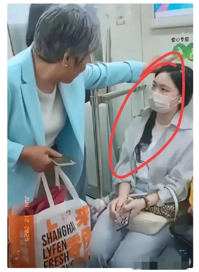 地铁上老太太对年轻女孩说：“小姑娘，能不能让我坐，你看我这把年纪了，腿都站哆嗦了
