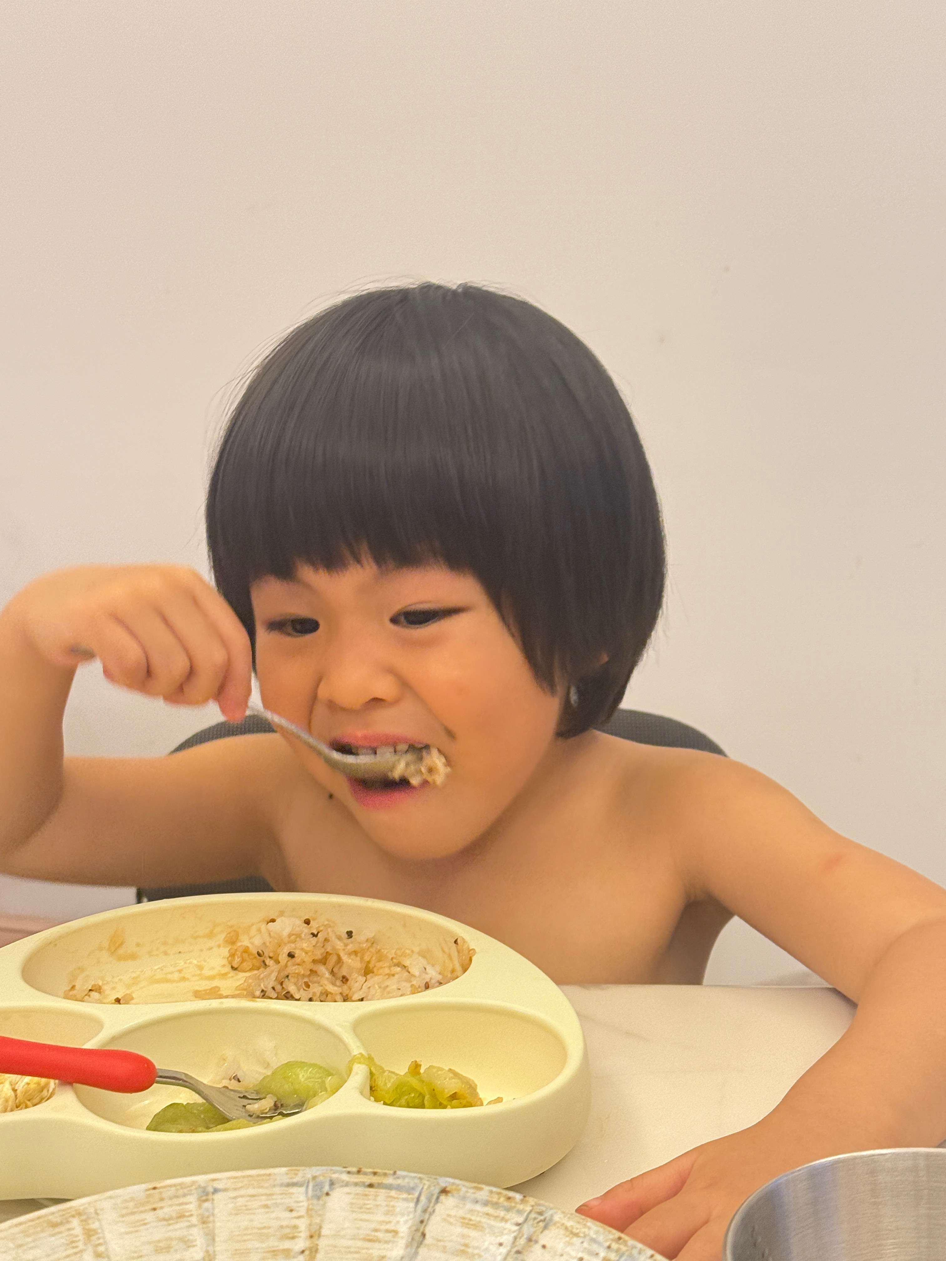 球吃着饭球突然问我：为什么要吃饭？养小孩之前从来没考虑过人世间居然有这么多为什么