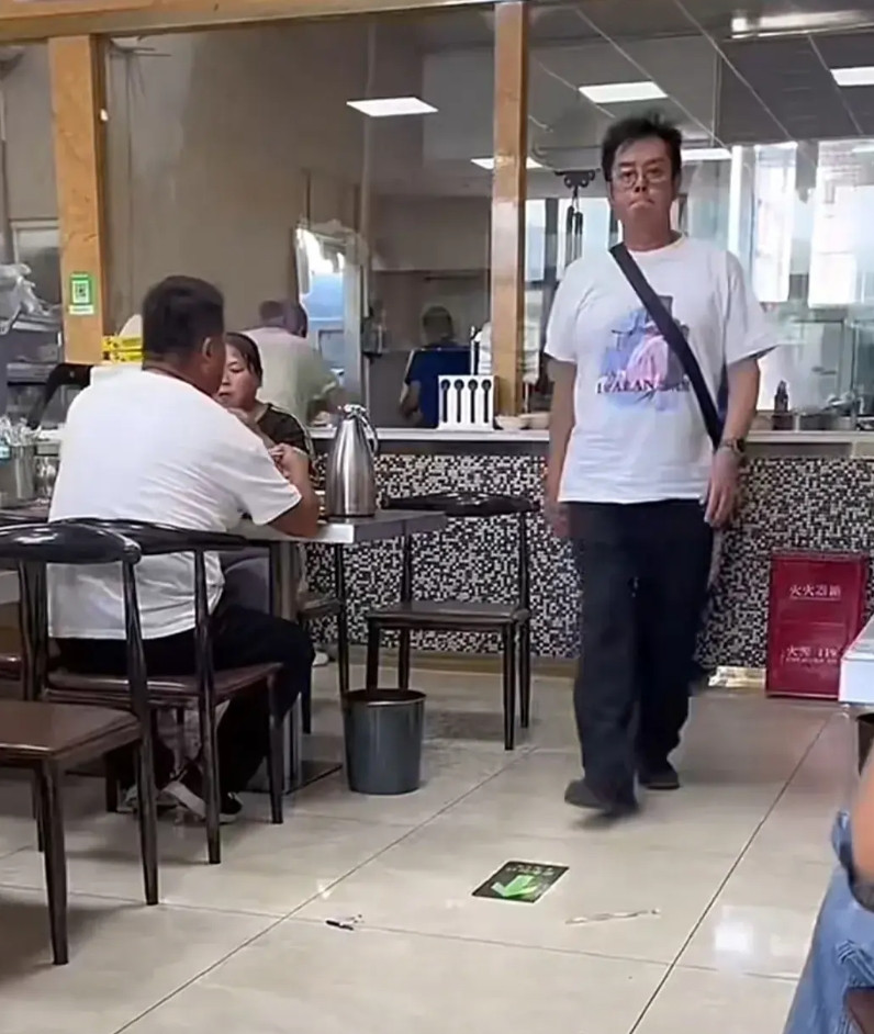 近日，粉丝在饭店吃饭，偶遇谭咏麟和陈百祥两位老戏骨，谭咏麟白色圆领T恤衫，黑色运